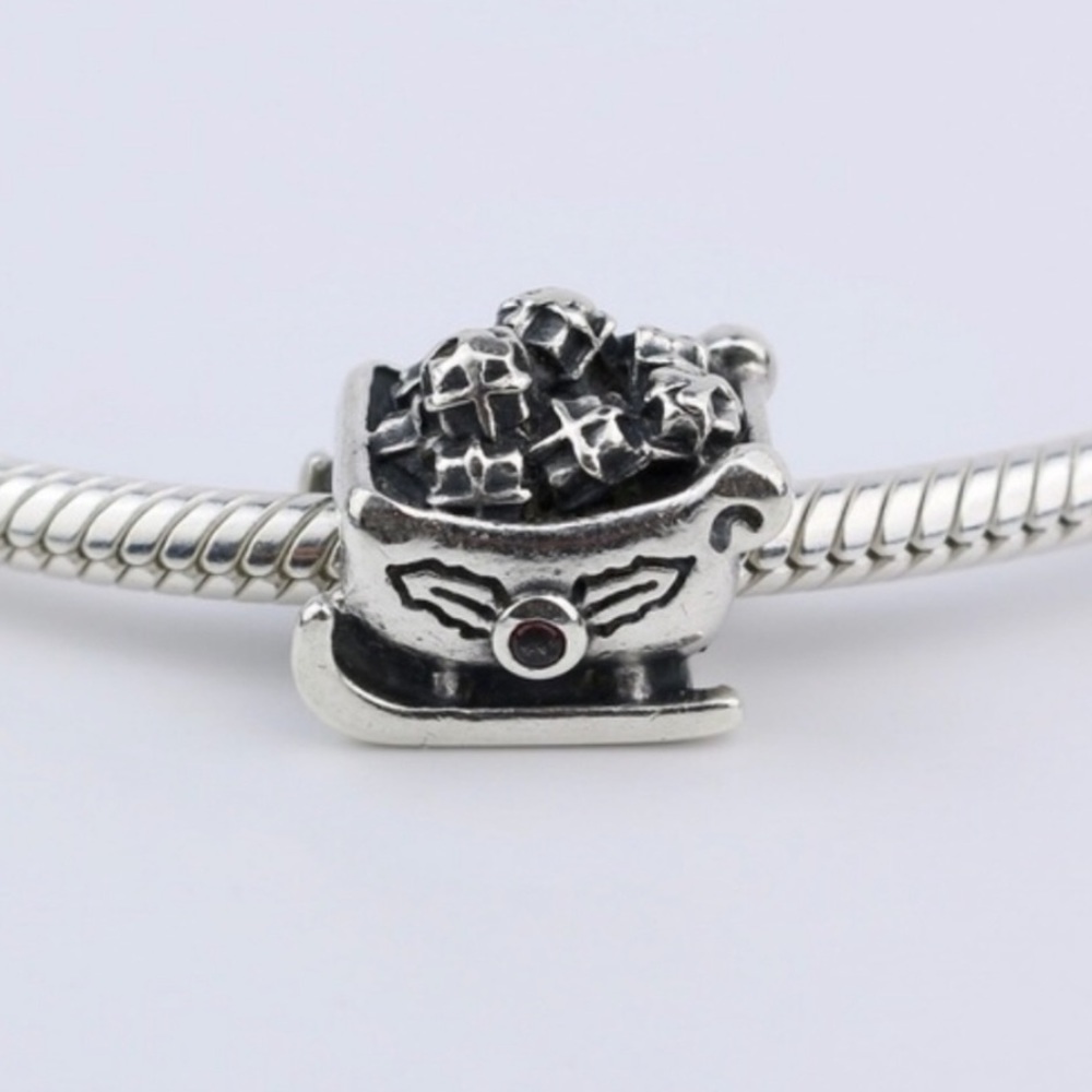 🎅🏼Authentic Retired Sleigh Pandora Charm🎅🏼